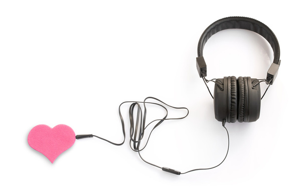 Έννοια με ακουστικά και ροζ καρδιά - Φωτογραφία, εικόνα