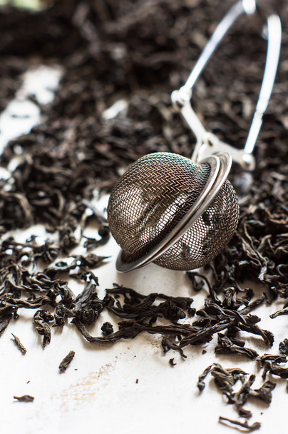 Czarna herbata liście na tle rustykalnym - Zdjęcie, obraz