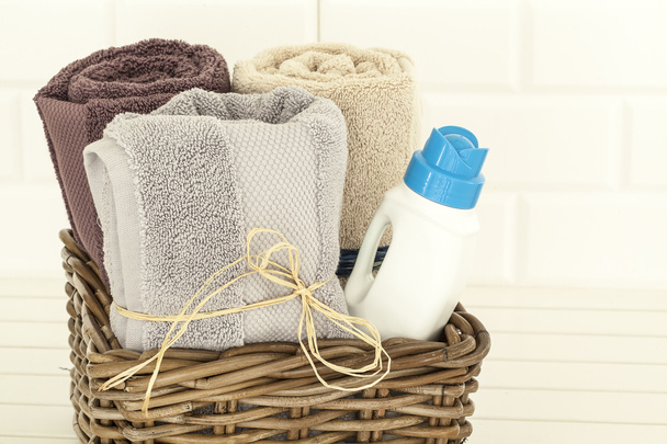 Toalhas e detergente líquido para roupa
 - Foto, Imagem