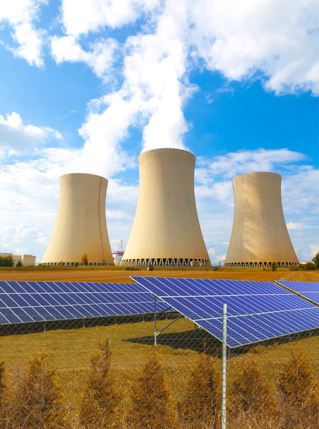 Central nuclear Dukovany com painéis solares na República Checa Europa
 - Foto, Imagem