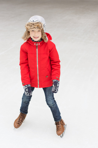 kid ice skating - Foto, afbeelding