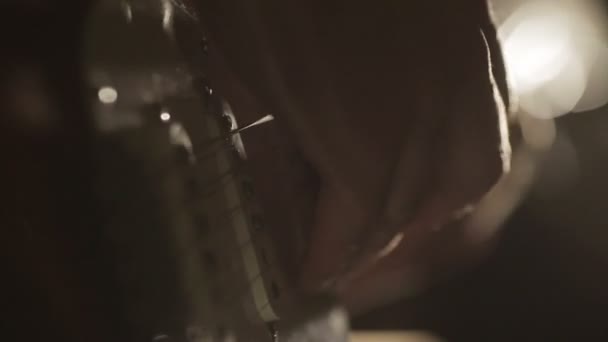 Μακροεντολή κοντινό πλάνο των χεριών που παίζει κιθάρα - Πλάνα, βίντεο