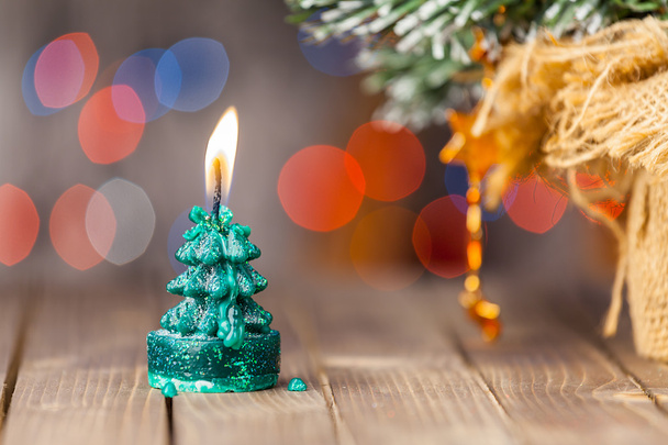 Cartão de Natal com vela pequena brilhante no fundo de madeira velha
 - Foto, Imagem