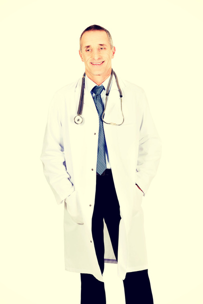 Male doctor with his hands in pockets - Foto, afbeelding