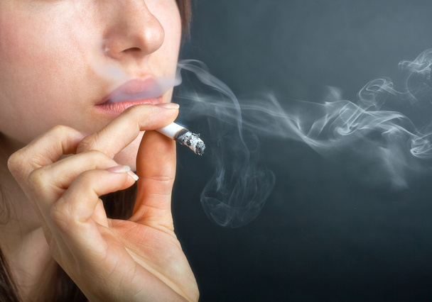 Frau atmet Rauch ein - Foto, Bild