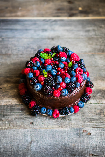 Chocolate cake with berries  - Zdjęcie, obraz