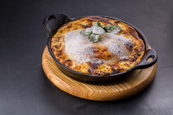 cottage cheese casserole on pan with powdered sugar - Zdjęcie, obraz