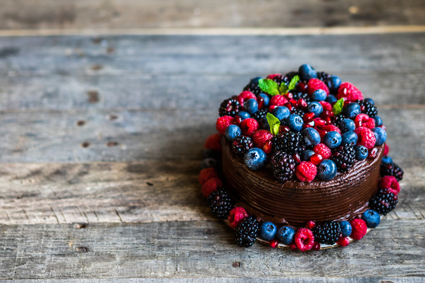 Chocolate cake with berries  - Zdjęcie, obraz