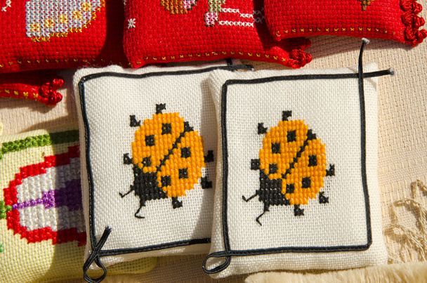 Almohadas de costura hechas a mano ladybird se vende mercado justo
 - Foto, imagen