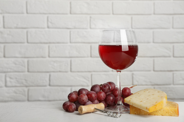 Red wine with grape - Фото, зображення