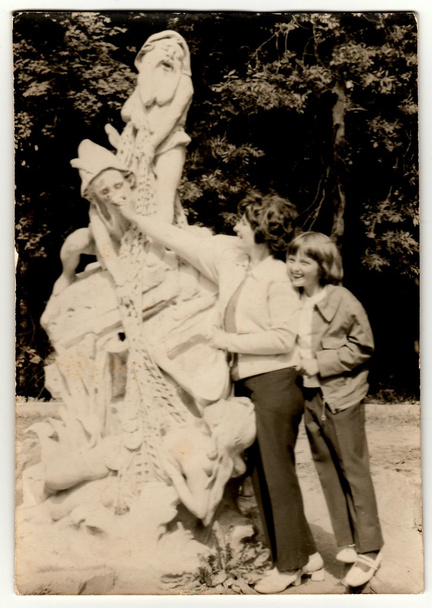 Vintage photo shows mother and daughter with a funny sculpture, circa 1970s. - Zdjęcie, obraz