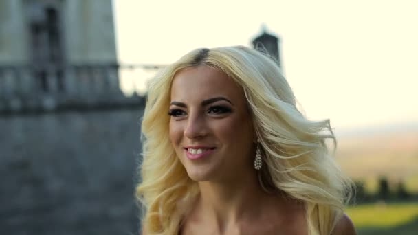 Beautiful bride on the walk - Πλάνα, βίντεο