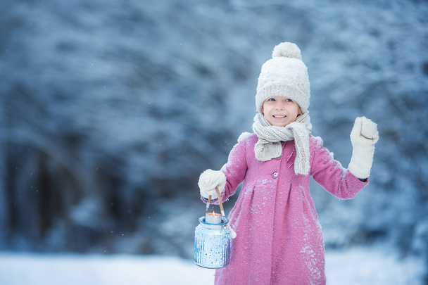Rozkošná holčička s baterkou v chladný den na vánoční venkovní - Fotografie, Obrázek