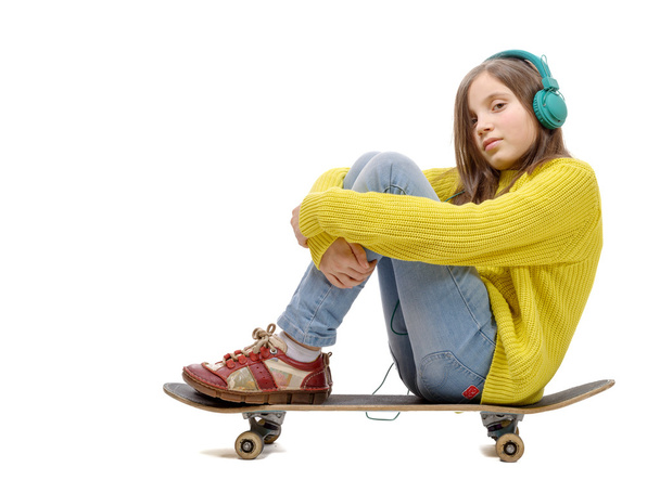  симпатичная молодая девушка, позирующая со скейтбордом, сидящая на коньках, l
 - Фото, изображение