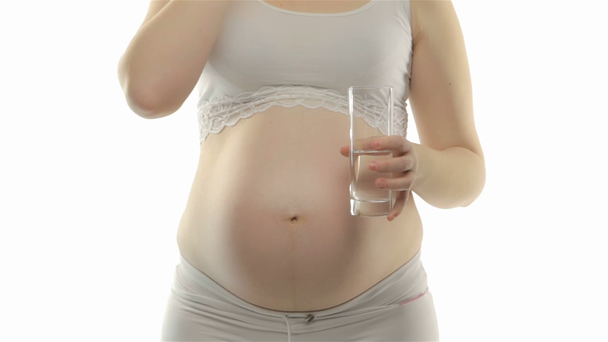 Έγκυος γυναίκα πίνοντας βιταμίνες - Πλάνα, βίντεο