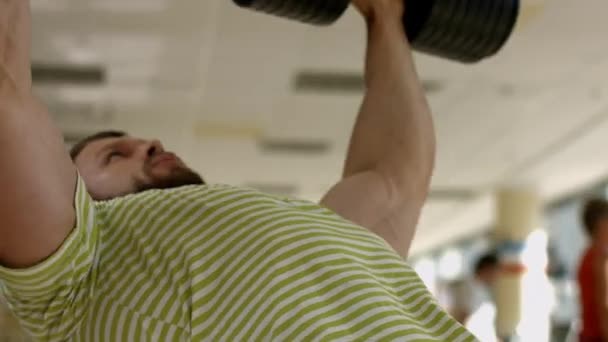 Sportman trainen in de sportschool. - Video