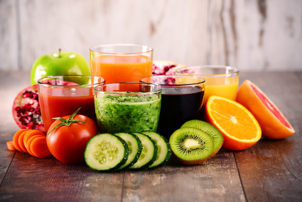 Стаканы свежих органических овощных и фруктовых соков
 - Фото, изображение