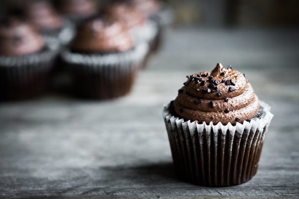 Chocolate cupcakes on rustic wooden background - Foto, Bild