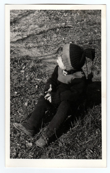 Vintage-Foto zeigt ein kleines Kind auf Gras sitzt - Foto, Bild