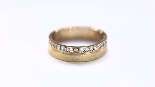 ダイヤモンドの結婚指輪をターン テーブル。白背景 - 映像、動画