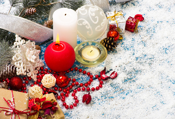 Decorazione natalizia con regali su tavola di legno
 - Foto, immagini