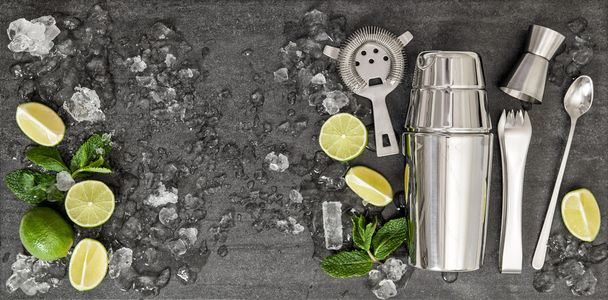 Drink making tools. Ingredients for cocktail lime, mint, ice - Foto, afbeelding