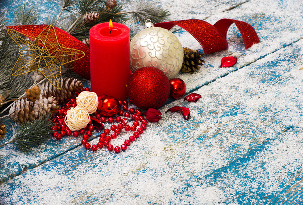 Decorazione natalizia con regali su tavola di legno
 - Foto, immagini