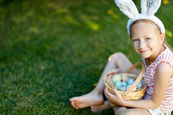 Little girl with Easter eggs - Valokuva, kuva