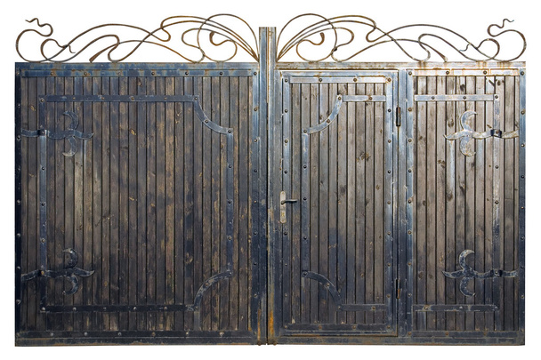 Brány jsou vyrobeny ze dřeva a kovu. Starý kovaný ornament na dřevěných g - Fotografie, Obrázek