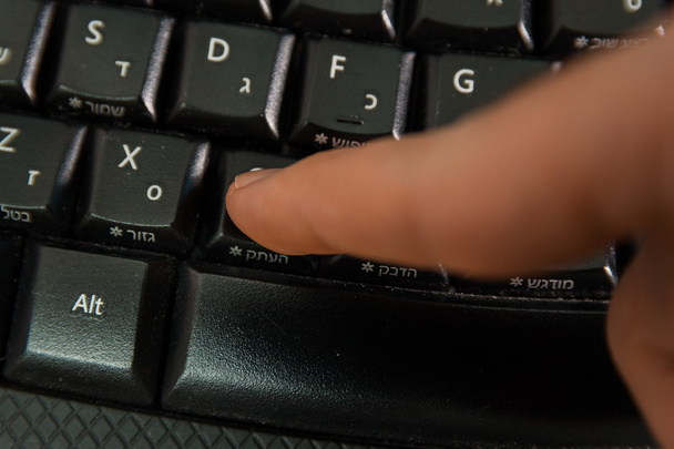 Людина введення з клавіатури, з літерами, івритом та англійською мовами - Фото, зображення
