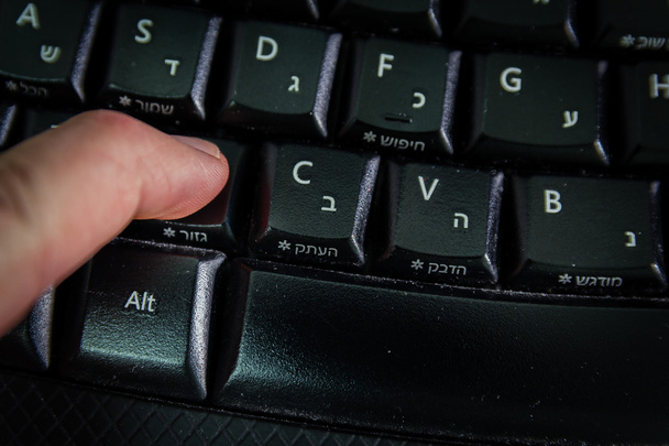 Человек играет на клавиатуре с буквами на русском и английском языках
 - Фото, изображение
