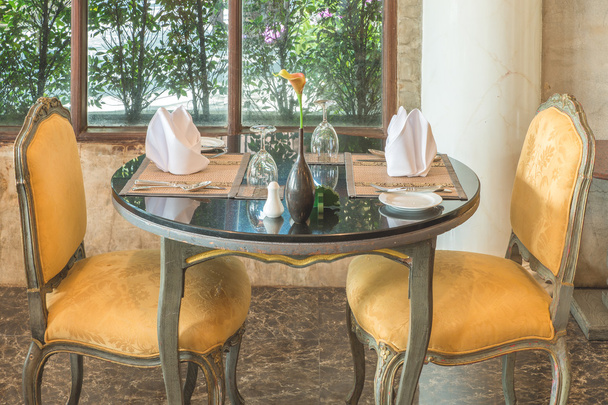 Elegante restaurante mesa lugar ajuste: servilleta y vino
 - Foto, imagen