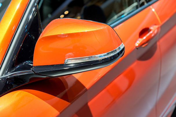 Lähikuva Orange Side Mirror Car
 - Valokuva, kuva