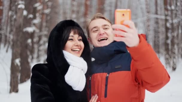 Pareja feliz tomando selfie en cámara lenta
 - Metraje, vídeo