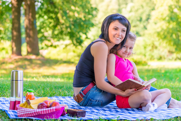 young mother with her daughter at a picnic - Foto, Imagem