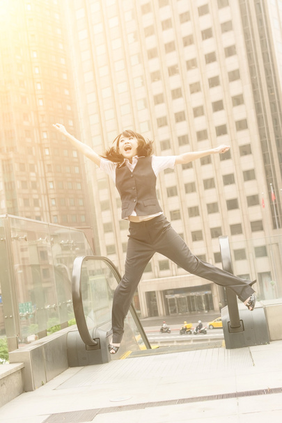 ビジネス女性のジャンプ - 写真・画像