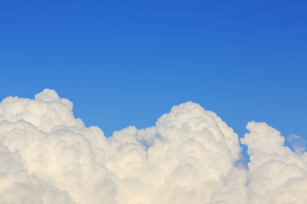 Açık mavi gökyüzü üzerinde kabarık bulut - Fotoğraf, Görsel
