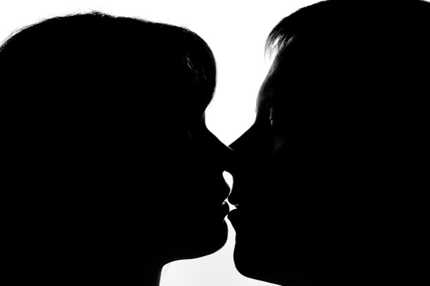 Schwarz-weiße Silhouetten verliebter Paare - Foto, Bild