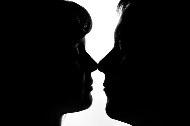 Черно-белые силуэты влюбленных пар
 - Фото, изображение