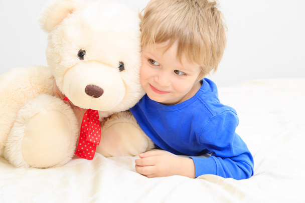 mignon petit garçon avec ours en peluche
 - Photo, image