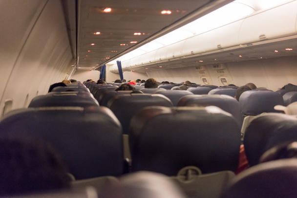 Проход самолета с группой пассажиров
  - Фото, изображение