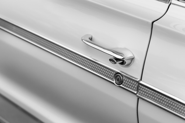 白い車の車のドアのハンドル - 写真・画像