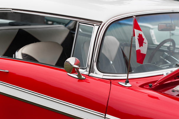 Kanadyjska flaga na maski czerwonego samochodu  - Zdjęcie, obraz