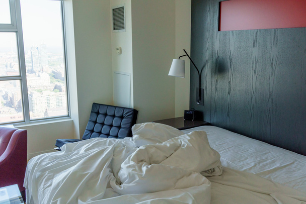 Ungeschminktes Bett im Hotelzimmer - Foto, Bild