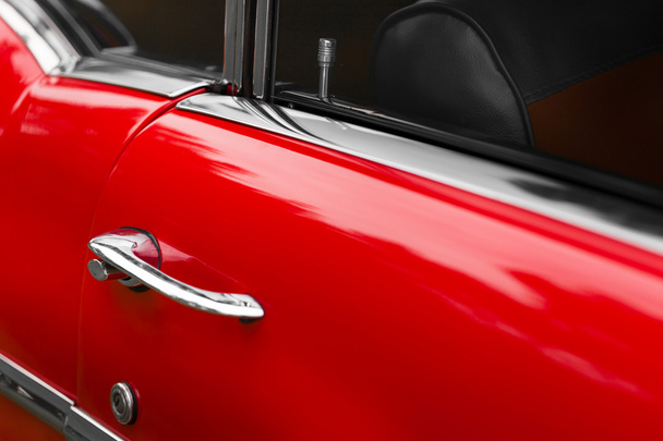 Αυτοκίνητο πόρτα pin κλειδώματος του ένα κόκκινο αυτοκίνητο-αντίκα - Φωτογραφία, εικόνα