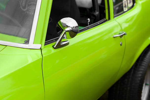 Vleugel spiegel van een groene vintage auto - Foto, afbeelding
