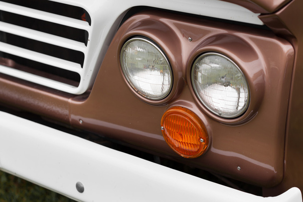Oikea ajovalot ruskea vintage auto
 - Valokuva, kuva