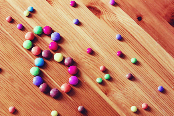 Carte de vœux tonifiante vintage à la Journée internationale de la femme. Arrière-plan avec des bonbons sur table en bois à 8 Mars
. - Photo, image