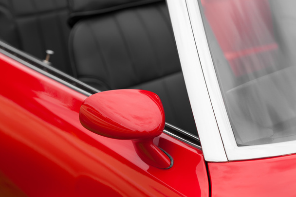 Piros szárny tükör egy vintage autó - Fotó, kép