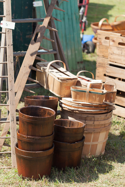 Пачка деревянных вёдер и корзин для продажи
 - Фото, изображение